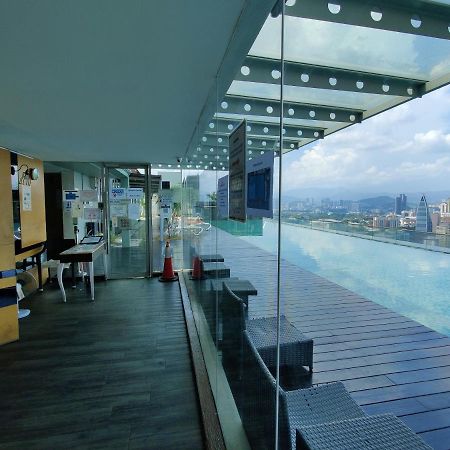 Starsbed Klcc Skyview Roof Pool Hostel Kuala Lumpur Exterior photo