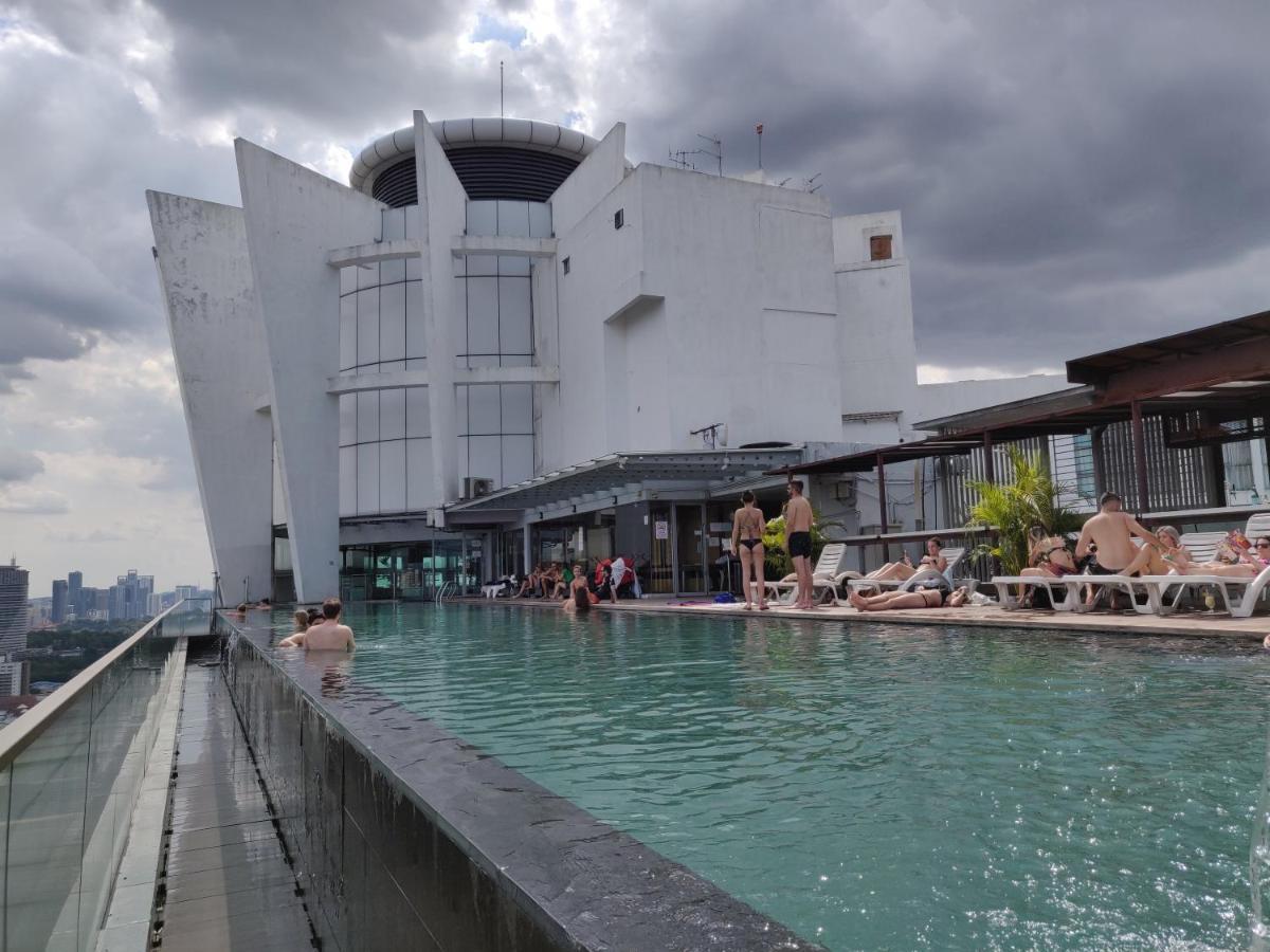 Starsbed Klcc Skyview Roof Pool Hostel Kuala Lumpur Exterior photo